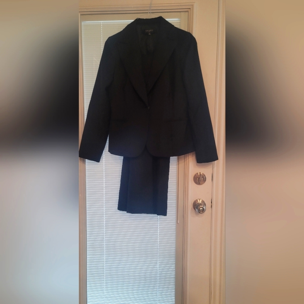 Nine West Women's size 6 Black Suit